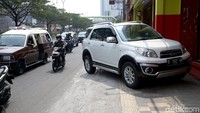 Kondisi trotoar yang tak digunakan dengan semestinya tersebut membuat nasib para pejalan kaki di Kota Depok menjadi memprihatinkan.