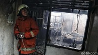 Puluhan rumah hangus terbakar.