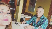 Di sebuah meja makan dengan segelas kOpi didepannya, Tio nampak serius. Bahkan wajahnya tidak menghadap ke arah kamera. Foto: Istimewa