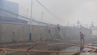 Sesudah api padam, petugas masih terus menyiram air untuk mencegah terjadinya penyalaan kembali (Farih Maulana/detikcom)