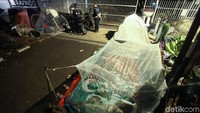 Konflik di negara asal membuat para pengungsi mencari suaka di negara lain. Di Jakarta, para pencari suaka pun masih terlunta-lunta di Jalan Kebon Sirih.
