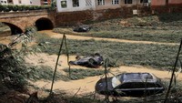 Penampakan sejumlah mobil yang masuk ke sungai usai diterjang banjir di Kota Tafalla, Navarra, Spanyol. Susana Vera/Reuters.