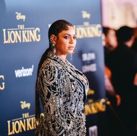 Embellishment berlian yang memenuhi sekujur blazer sehingga sukses membuat Beyonce menjadi pusat perhatian. Tak cuma di blazer, ornamen serupa juga menghiasi clutch yang turut melengkapi gayanya. (Foto: Getty Images)