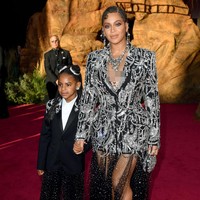 Tak cuma Beyonce, putrinya pun tampil dengan busana Alexander McQueen yang serupa. Bedanya Blue memakai kemeja putih dan celana panjang. (Foto: Getty Images)