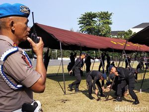 Peringati HUT Bhayangkara, Brimob Polda Jabar Pamer Pasang Tenda 1 Menit