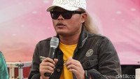 Sule sempat ditanya soal cium pipi hingga memeluk Naomi Zaskia dalam sebuah video. Pool/Noel/detikFoto.