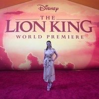 Raline lalu menyempurnakan gayanya dengan heels bermotif animal-print dari Tamara Mellon. Desainer asal Inggris itu diketahui sebagai label favorit Meghan Markle. (Foto: Dok. Disney)