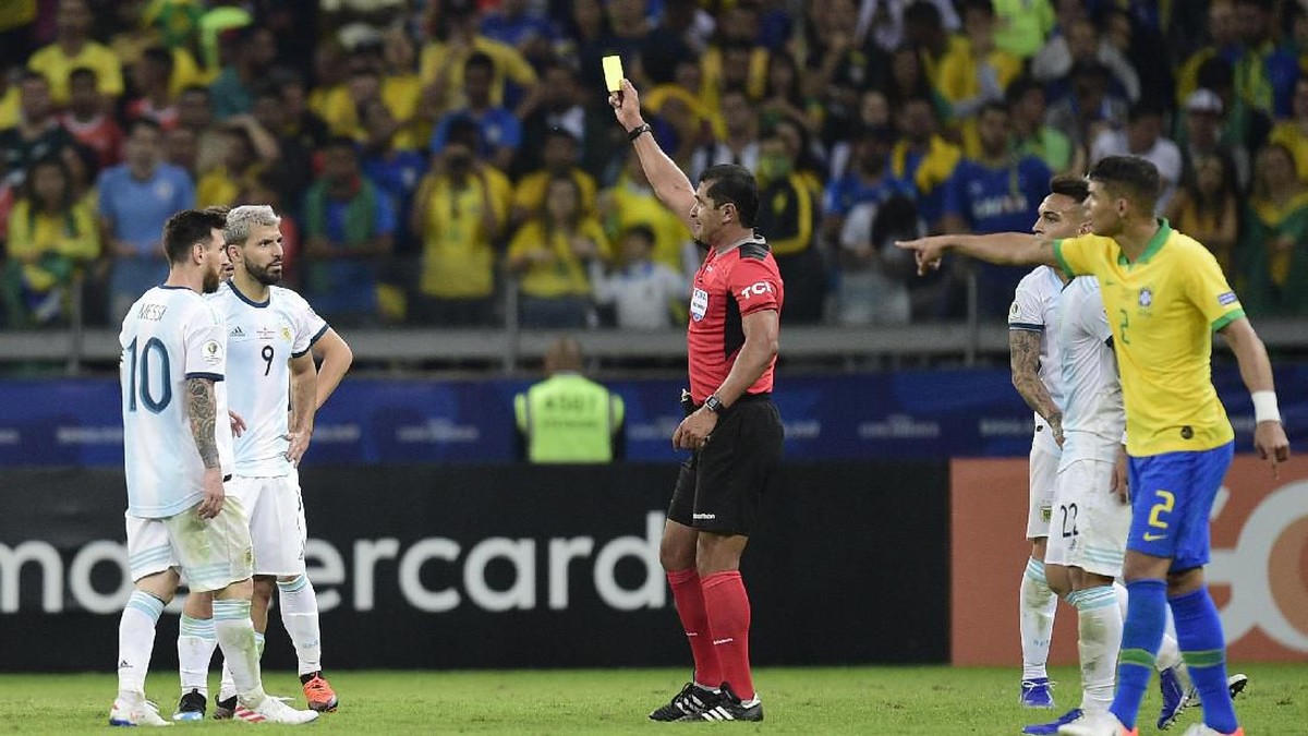 Laga Brasil vs Argentina di semifinal Copa America 2019 diselimuti kontroversi. (Foto: Juliana Flister/Getty Images)