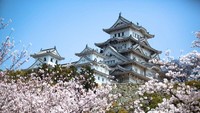 Berikutnya ada Istana Kekaisaran di Jepang yang terletak di Tokyo. Istana yang dilapisi parit dan dinding batu ini menjadi tempat kediaman kaisar Jepang. Istimewa/DR_Flash/Shutterstock.