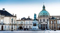 Istana Amalienborgini adalah rumah bagi keluarga kerajaan Denmark sejak 1794. Tempat ini dibangun oleh empat keluarga bangsawan pada abad ke-18. Istimewa/Chunyip Wong/ Getty Images.