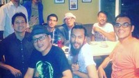 Dengan topi dan kaca mata, Tio nampak gagah sekali berfoto bersama teman di meja makan. Foto: Istimewa