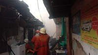 Petugas melintasi gang-gang untuk memadamkan sumber api (Twitter @humasjakfire)