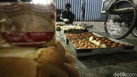 Salah satu penjual roti tersebut mengatakan dirinya telah berjualan roti legendaris ini sejak era Soeharto.