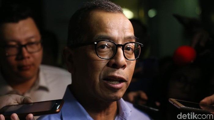 Direktur Utama Garuda Indonesia periode 2005-2014, Emirsyah Satar meninggalkan Gedung KPK, Jakarta, Rabu (10/7/2019) usai diperiksa penyidik.