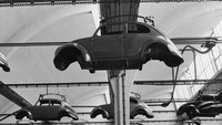 Bodi mobil Volkswagen Beetle yang tengah diproduksi. Keystone/ Getty Images.