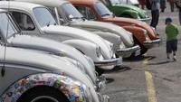 Mobil Volkswagen Beetle yang terparkir pada pertemuan tahunan di Hanover, 1 Mei 2012. Tobias Schwarz/Reuters.