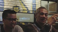 Ini gaya gagah Tio Pakusadewo saat menduduki meja makan yang sudah direserved bersama temannya. Foto: Istimewa