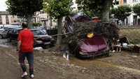 Kerusakan yang dialami oleh mobil-mobil tersebut bervariasi, ada yang rusak ringan hingga rusak cukup berat. Eloy Alonso/Reuters.