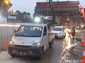 Tumpahan Coran Beton Proyek Tol BORR Dibersihkan, Lalin Kembali Normal