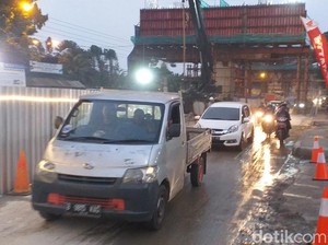 Tumpahan Coran Beton Proyek Tol BORR Dibersihkan, Lalin Kembali Normal
