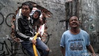 Padatnya lokasi yang terbakar juga menyulitkan proses pemadaman.
