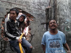 Pengungsi Kebakaran Tebet Butuh Air Bersih hingga Perlengkapan Balita