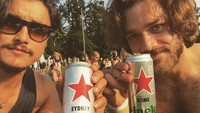 Pria kelahiran Sydney ini sepertinya memang gemar menikmati minuman alkohol ya. Kali ini ia menikmati bir kaleng bersama temannya. Foto: Instagram remyhii
