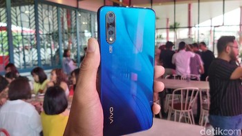 Dalam foto ini tampaj vivo S1 dengan warna Skyline Blue. Ia juga tersedia dalam warna Cosmic Green. (Foto: detikINET/Muhamad Imron Rosyadi)