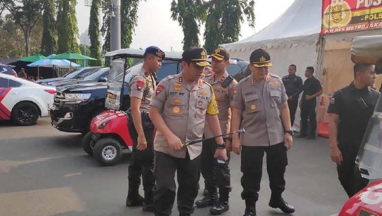 Pantau Laga Persija Vs Persib di GBK, Kapolda Metro: Kalah Jangan Ricuh Pantau Laga Persija Vs Persib di GBK, Kapolda Metro: Kalah Jangan Ricuh
