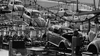 Perlahan bodi Volkswagen Beetle diturunkan dan dipasangkan ke mesinnya masing-masing. Keystone Features/Getty Images.
