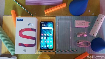 Ponsel ini dilengkapi dengan case bening, kepala charger, kabel USB, dan earphone. (Foto: detikINET/Muhamad Imron Rosyadi)