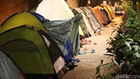 Sejumlah orang mendirikan tenda di trotoar di Jalan Kebon Sirih, Jakarta Pusat. Sebelum tiba di pusat kota, mereka sudah lebih dulu bermukim di Kalideres, Jakarta Barat.