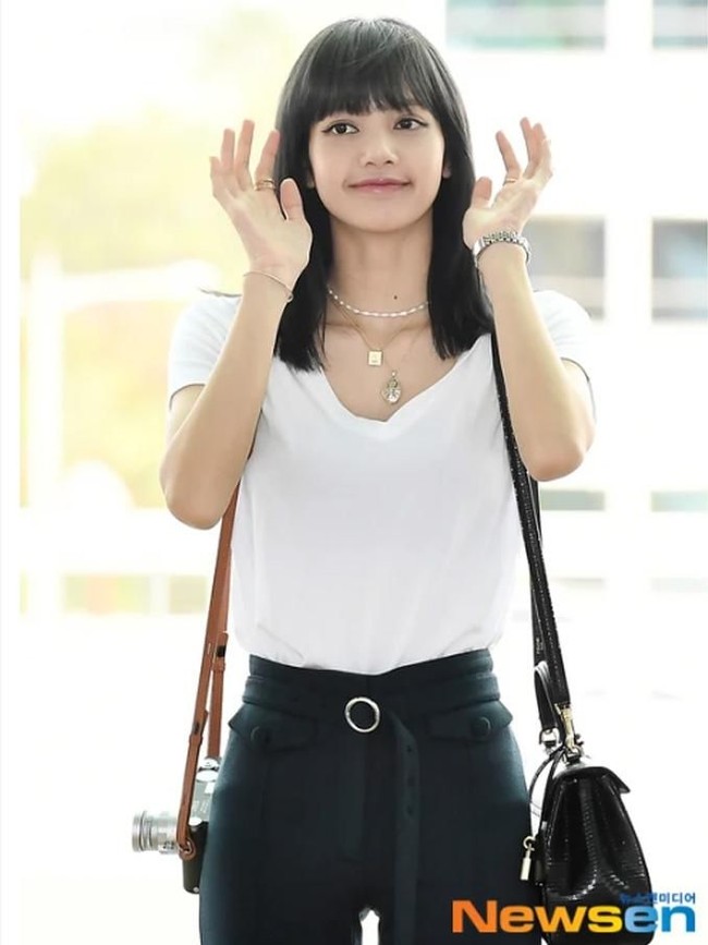 Lisa tampil simpel dengan T-shirt putih dan celana high-waist hitam. Rambut pun digerai natural tanpa tatanan berlebihan. Ia juga terlihat menenteng tas dan kamera. Foto: Newsen