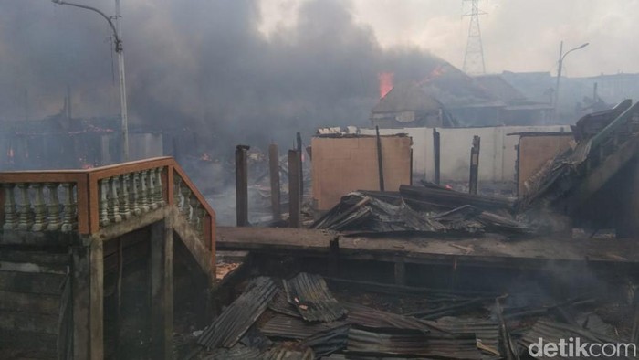 8 Rumah di Permukiman Kertapati Palembang Terbakar