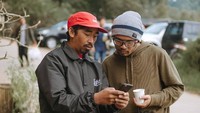 Saat tengah berdiskusi saja, ustaz yang kerap memakai topi kupluk itu tetap menggenggam satu cup kopi. Pendakwah itu memilih secangkir kopi hangat dibanding kopi dingin.  Foto: Instagram hanan_attaki
