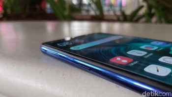 Ada tombol khusus untuk mengakses asisten pribadi yang terletak di sebelah slot kartu SIM. (Foto: detikINET/Muhamad Imron Rosyadi)