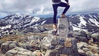 Masih dalam pose menenggak minuman, kali ini Remy ada di sebuah puncak gunung di Australia. Keren nih bisa sukses mendaki gunung! Foto: Instagram remyhii