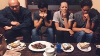 Disuguhi ragam pie, Remy dan teman-temannya kok justru menutup mulut? Foto: Instagram remyhii