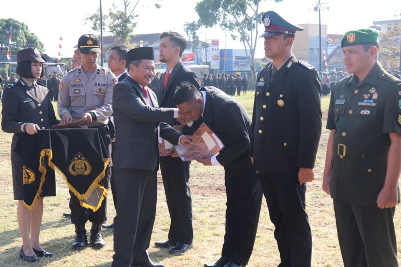 Ciduk Gembong Curanmor, Tim Resmob Polres Garut Diganjar Penghargaan Ciduk Gembong Curanmor, Tim Resmob Polres Garut Diganjar Penghargaan