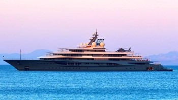 9. Kapal Pesiar Raksasa: Jeff Bezos dilaporkan membeli kapal pesiar dengan harga sekitar USD 500 juta atau lebih dari kisaran Rp 7 triliun. Tidak saja mewah, ukurannya dilaporkan sangat besar, setara dengan lapangan sepakbola Amerika. Foto: The Richest