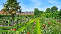 Meski menjadi kediaman keluarga kerajaan, pengunjung tetap dapat berjelajah di Taman Sunken yang berada di istana ini. Istimewa/irisphoto2/Getty Images.