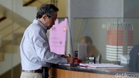 Kedatangan Glenn ke KPK untuk diperiksa sebagai saksi untuk tersangka Sjamsul Nursalim dalam perkara korupsi Surat Keterangan Lunas (SKL) Bantuan Likuiditas Bank Indonesia (BLBI).