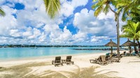 Pemandangan pantai yang menawan ini dapat ditemukan di Mauritius. Negara ini berada di posisi ke-24 negara paling damai di dunia dengan skor 1.562. Balate Dorin/Getty Images.