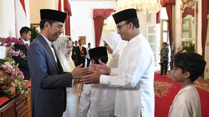 Presiden Joko Widodo (kiri) berjabat tangan dengan Gubernur DKI Jakarta Anies Baswedan (kedua kanan) saat halalbihalal di Istana Negara, Jakarta, Rabu (5/6/19). Presiden bersama Ibu Negara Iriana Joko Widodo, Wakil Presiden Jusuf Kalla dan Ibu Mufidah Kalla menggelar halalbihalal Idufitri 1 Syawal 1440 Hijriah di Istana Negara yang terbuka bagi masyarakat umum maupun pejabat negara. ANTARA FOTO/Puspa Perwitasari/hp.