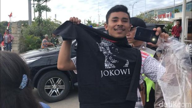Warga yang mendapat kaus dari Jokowi.