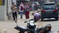Trotoar yang dibangun untuk memberikan rasa aman dan nyaman kepada para pejalan kaki saat melintasi jalan justru dapat membahayakan karena tak digunakan dengan semestinya.