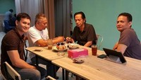 lagi-lagi tak menghadap kamera, nampaknya Tio mau fokus makan saja. Foto: Istimewa