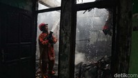 Petugas pemadam kebakaran berjuang memadamkan api.