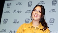 Raisa menepati janjinya dengan kembali ke dunia musik dan merilis single terbaru yakni Kembali. Pool/Palevi S/detikFoto.