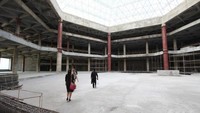 Dari yang awalnya dimaksudkan jadi kebanggaan Korut, ternyata malah berujung terbengkalai dan jadi aib selama tiga generasi Kim. Di bawah kepemimpinan Kim Jong Un kini, keberadaan Hotel Ryugyong ibaratnya kutukan dari generasi terdahulu (AFP)
